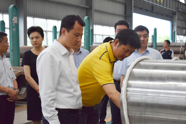 6月22日，團(tuán)省委書記王偉一行來(lái)到江都區(qū)，專題調(diào)研我區(qū)企業(yè)家創(chuàng)新創(chuàng)業(yè)情況。區(qū)委副書記、區(qū)政協(xié)主席曾慶玲等陪同調(diào)研。當(dāng)天下午，王偉一行來(lái)到龍川鋼管，受到了公司馬自強(qiáng)董事長(zhǎng)的熱情接待。   △馬董事長(zhǎng)向王偉書記一行介紹公司產(chǎn)品   在馬董事長(zhǎng)的陪同下，王偉一行實(shí)地參觀了美鋼管業(yè)物流中心、六分廠大口徑高合金無(wú)縫鋼管生產(chǎn)線，了解了公司發(fā)展歷程、企業(yè)規(guī)模、產(chǎn)品結(jié)構(gòu)及在創(chuàng)新創(chuàng)業(yè)方面取得的成果，向馬董事長(zhǎng)征求了對(duì)共青團(tuán)服務(wù)青年創(chuàng)新創(chuàng)業(yè)工作的意見(jiàn)和建議，勉勵(lì)企業(yè)家搶抓新一輪產(chǎn)業(yè)變革的機(jī)遇，銳意創(chuàng)新、潛心實(shí)干，進(jìn)一步做大做強(qiáng)，并要求各級(jí)團(tuán)組織更好地服務(wù)企業(yè)家，助力企業(yè)轉(zhuǎn)型升級(jí)。  △王偉書記一行參觀六分廠大口徑高合金無(wú)縫鋼管生產(chǎn)線